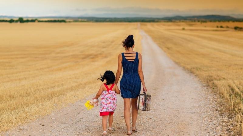 लाड़-प्यार करने वाले माता-पिता बच्चे को बिगाड़ देते हैं।