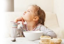 लाड़-प्यार करने वाले माता-पिता बच्चे को बिगाड़ देते हैं लाड़-प्यार करने वाले माता-पिता बच्चे को बिगाड़ देते हैं