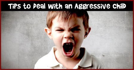 गुस्से में आक्रामक बच्चे को कैसे संभालें गुस्से में आक्रामक बच्चे को कैसे संभालें